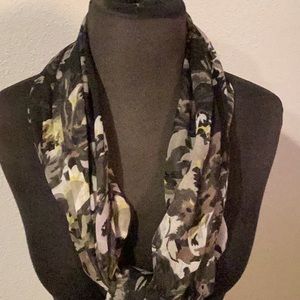 Women’s camo scarf